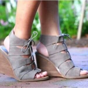 Melrose and Market Faux Suede Lace Up Wedge Heel Sandals Tan Taupe 9